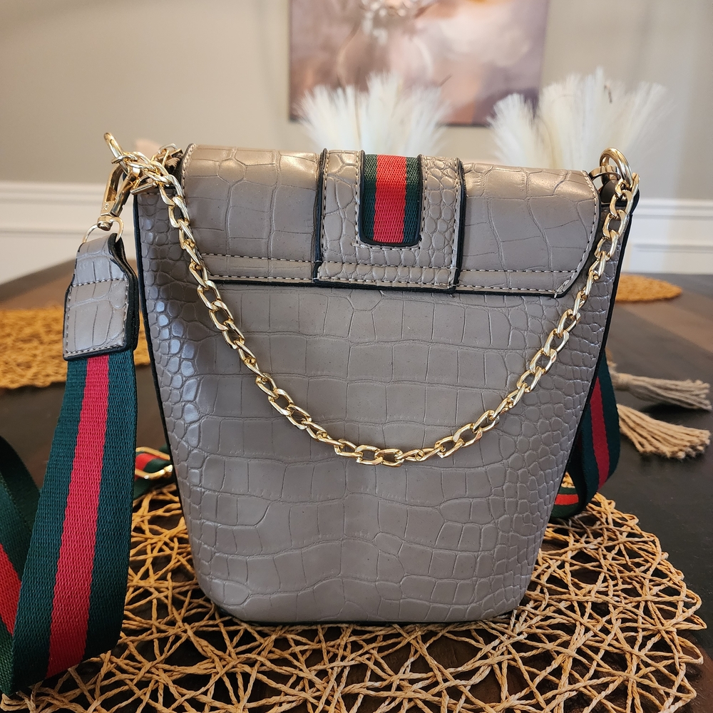 Elegant Beige Croc-Embossed Bag with Gold Bee Accent - Picture 2 of 7
